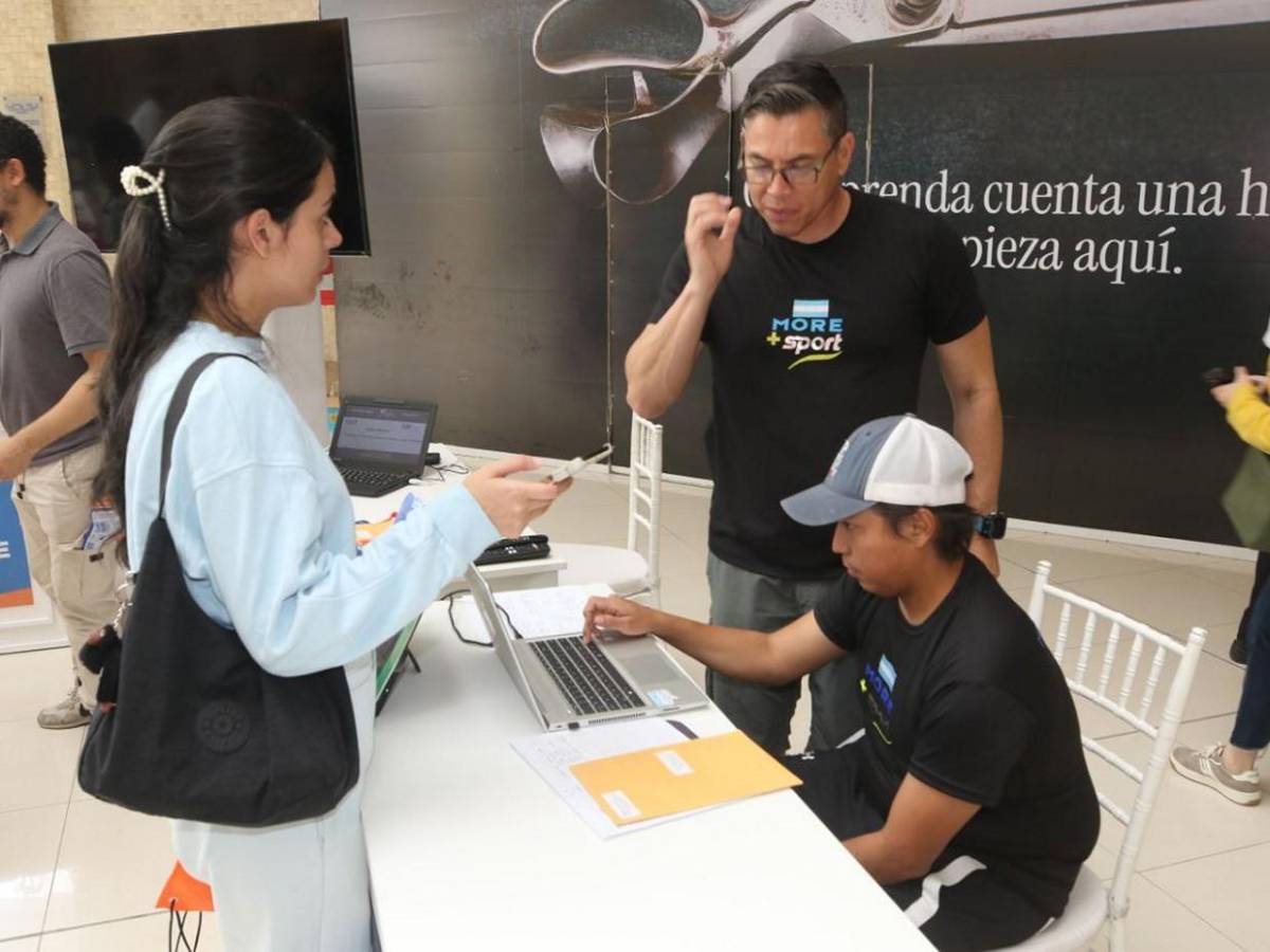 Entrega de kits en el arranque de la Vuelta EL HERALDO 2025, que reúne a mil ciclistas en Honduras