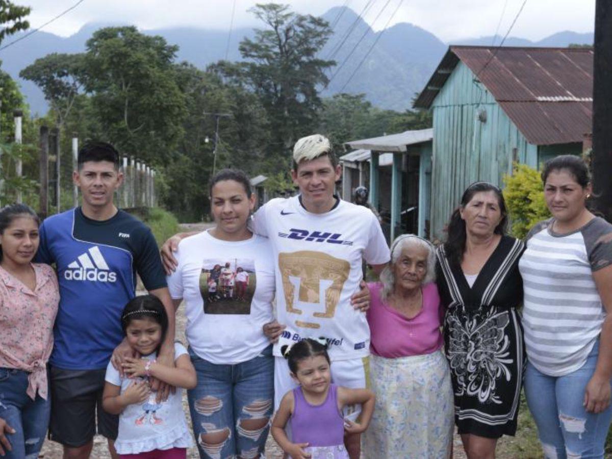 Francisco Martínez junto a toda su familia en su pueblo natal.