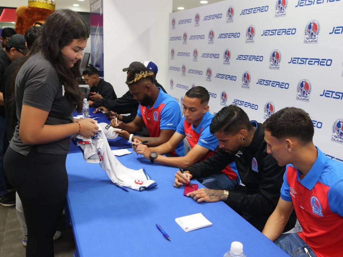 Autógrafos, fotos y trofeos: una tarde inolvidable con el Olimpia