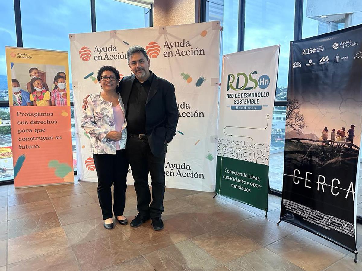 <i>Raquel Isaula, coordinadora nacional de RDS HN junto a Roberto Bussi, director de Ayuda en Acción, cofinanciadores del cortometraje “CERCA”.</i>