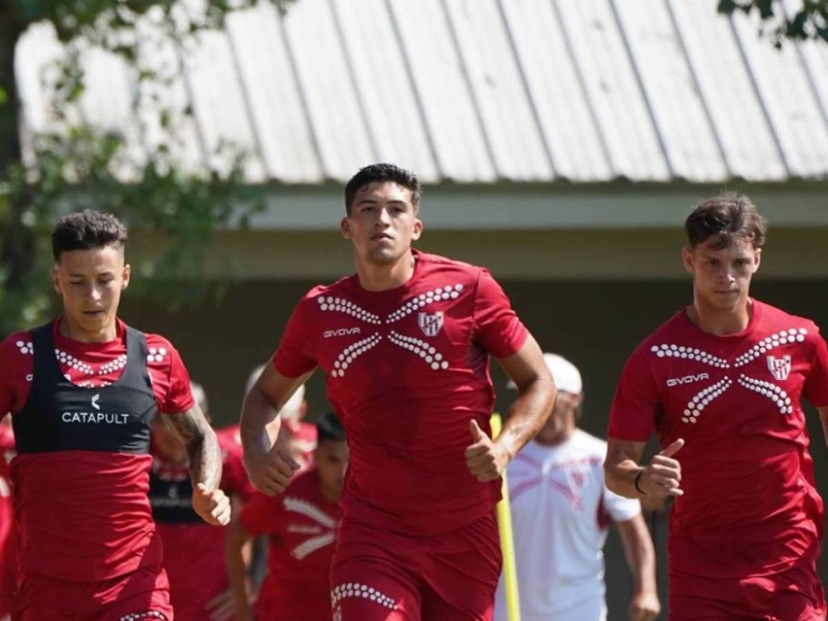 Aficionados le roban todo a jugadores del Instituto, equipo de Pedro Troglio