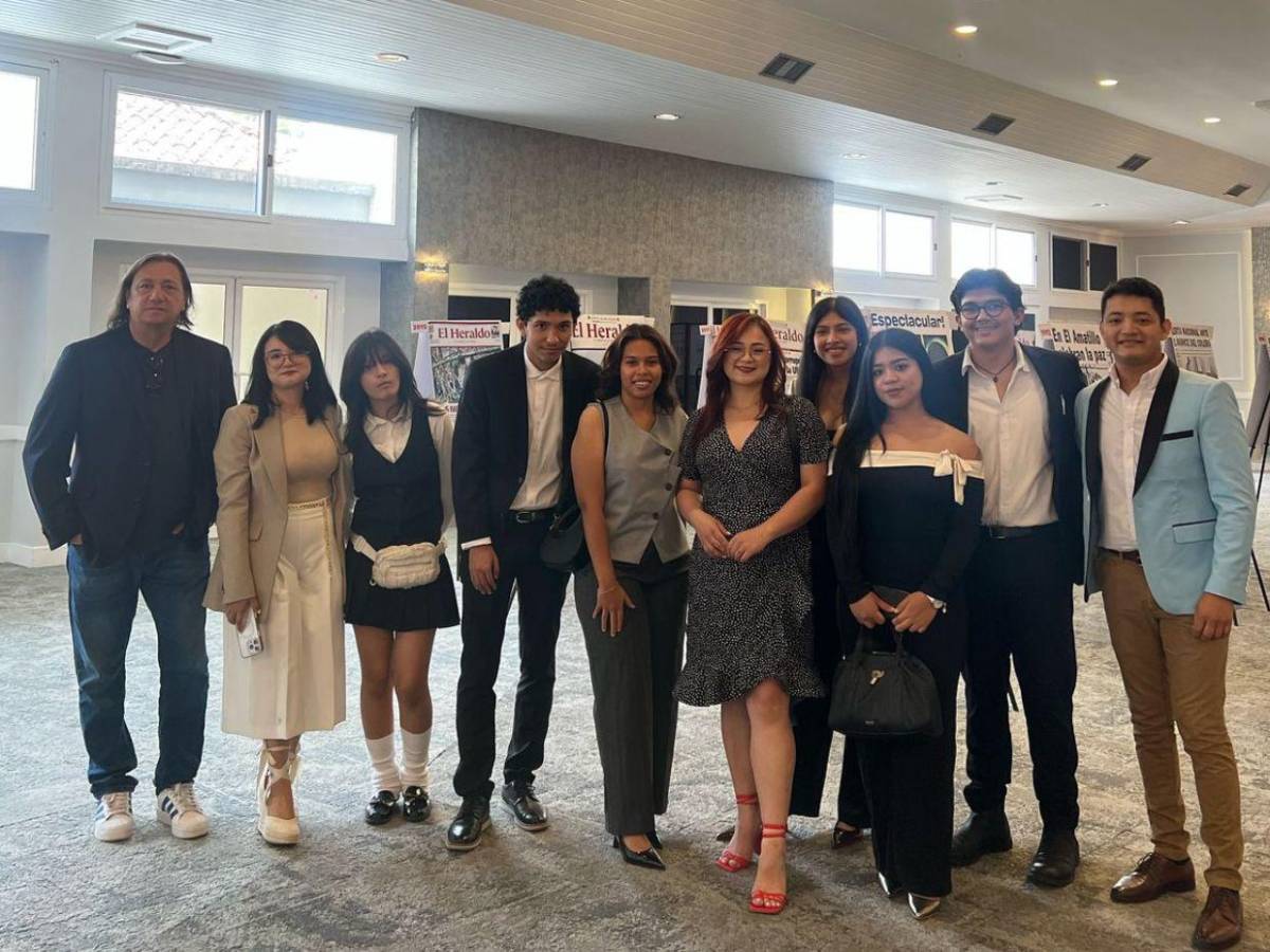 Estudiantes recorren Exposición Filatélica y de Portadas de El Heraldo