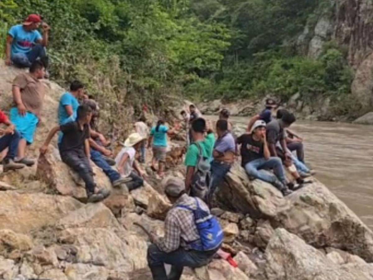 Intentó cruzar una quebrada con su mototaxi y fue arrastrado por la corriente hasta otro país