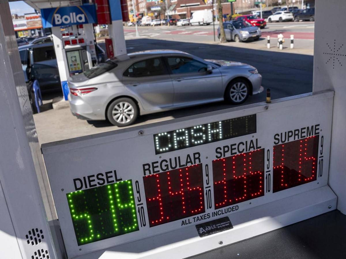 Estados Unidos enfrenta alza histórica en precios del diésel