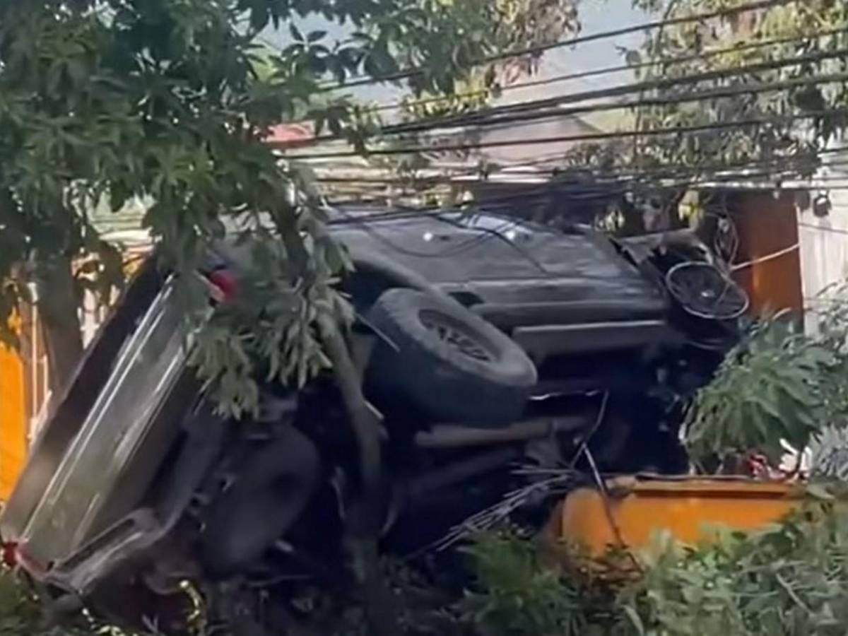 Conductor intenta huir de la Policía y termina incrustado en una casa en SPS