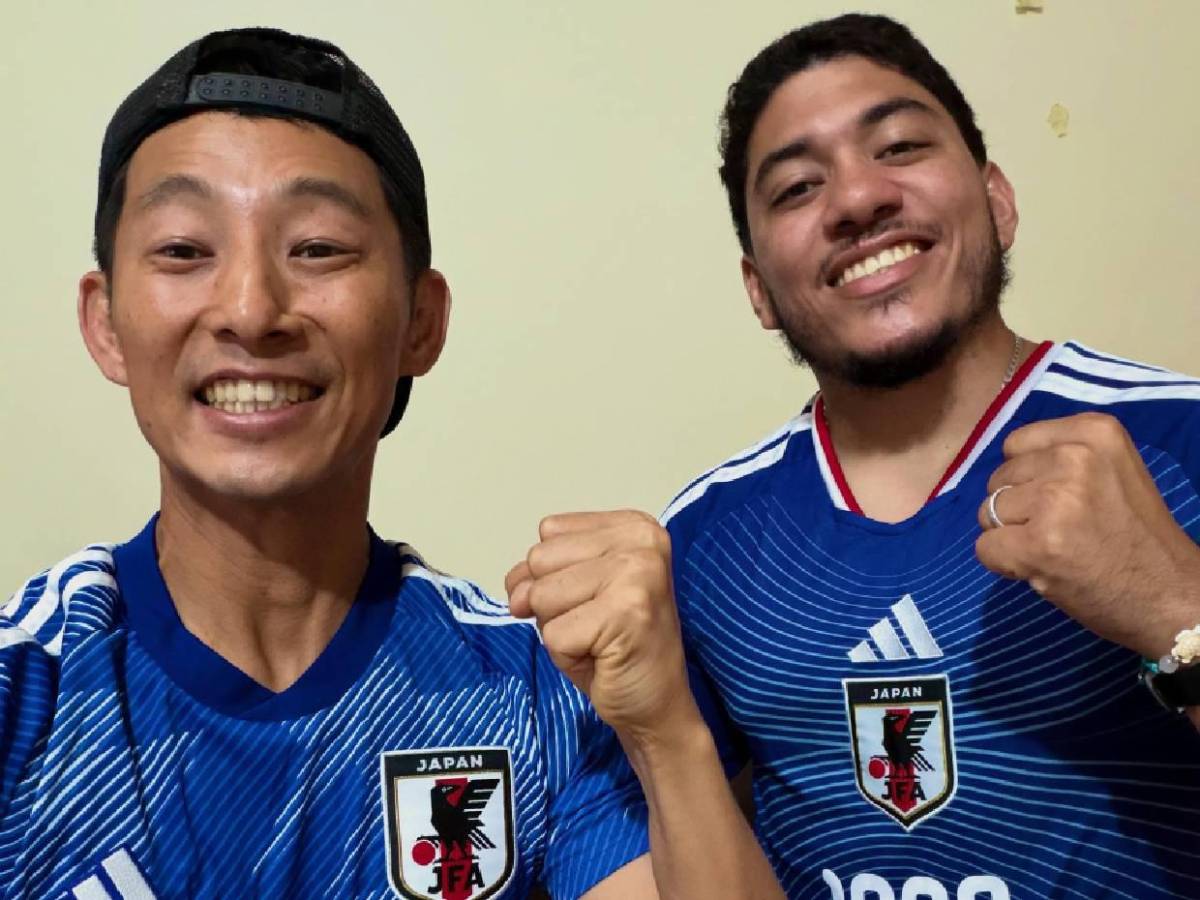Carlos Espina sorprende a Shin Fujiyama con impresionante regalo: Lo que le dio en pleno Mundial
