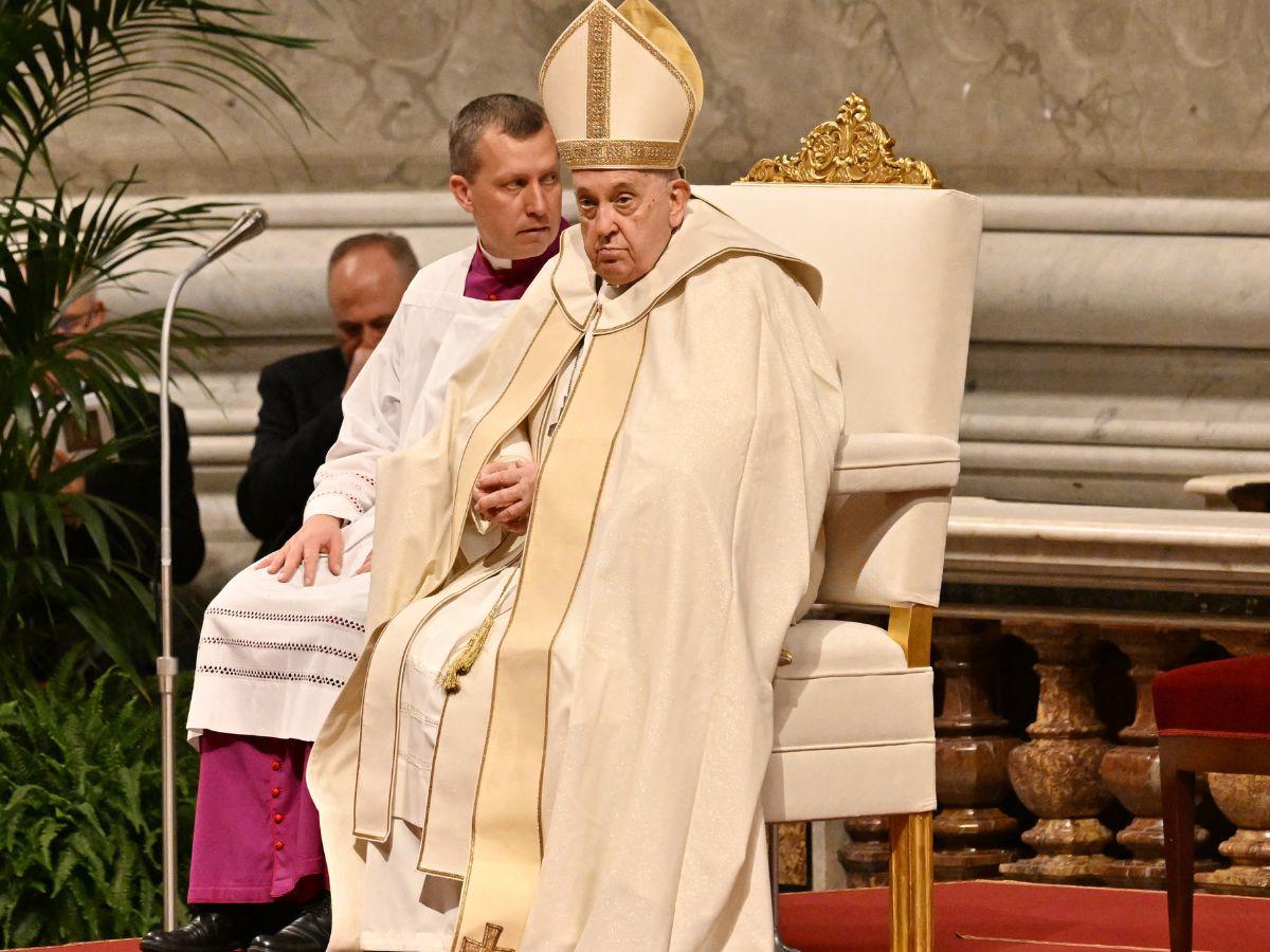 Papa Francisco mantiene “el timón” pese a críticas y problemas de salud