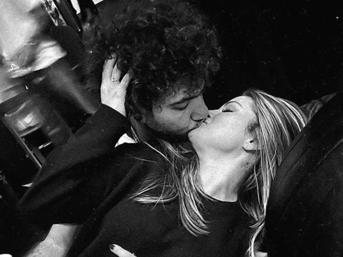 La imagen compartida en Instagram muestra a la pareja compartiendo un momento íntimo, confirmando así que Selena Gomez y Benny Blanco son oficialmente novios.