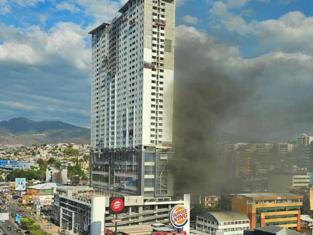 Imágenes: Apagafuegos evitan propagación de incendio en Torre Atlas en la capital