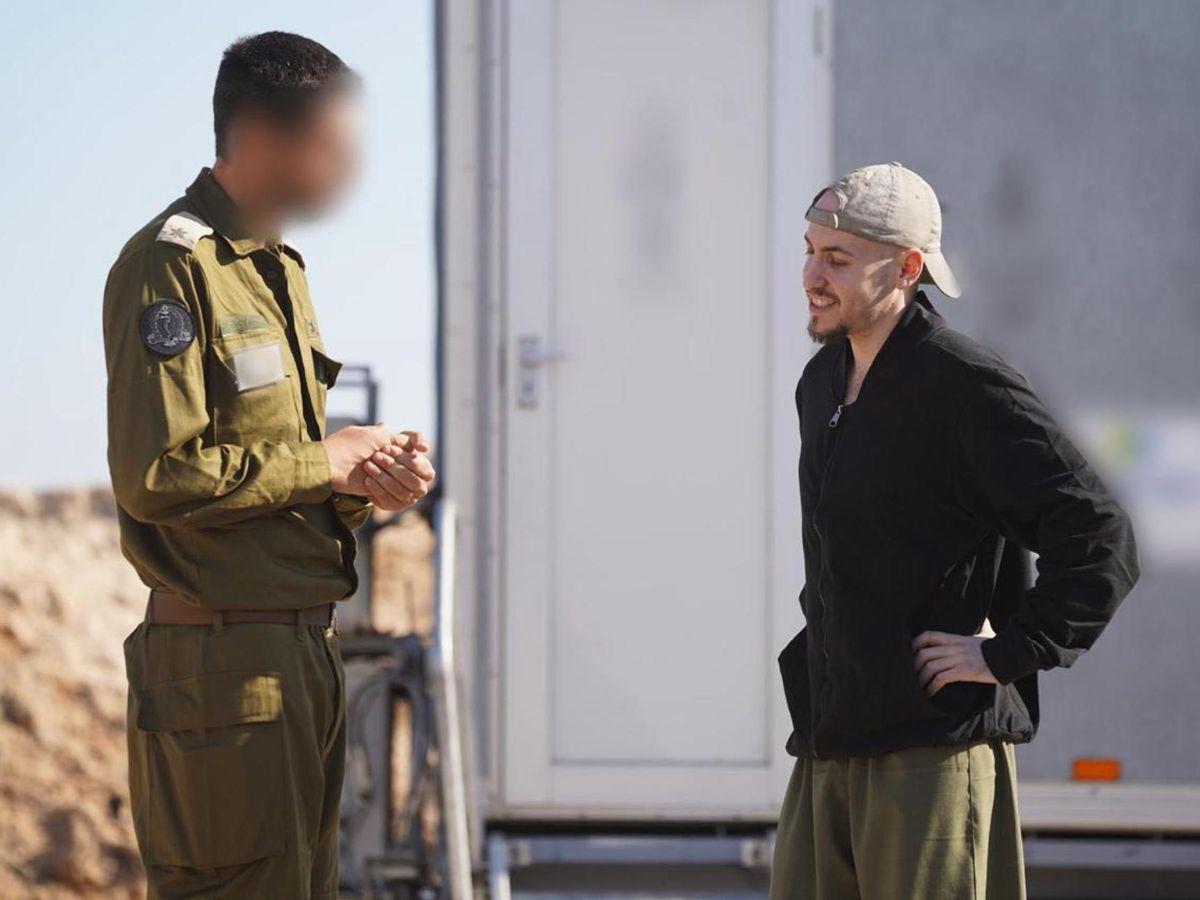 Entre abrazos y lágrimas, palestinos celebran su regreso a la libertad tras el alto el fuego en Gaza