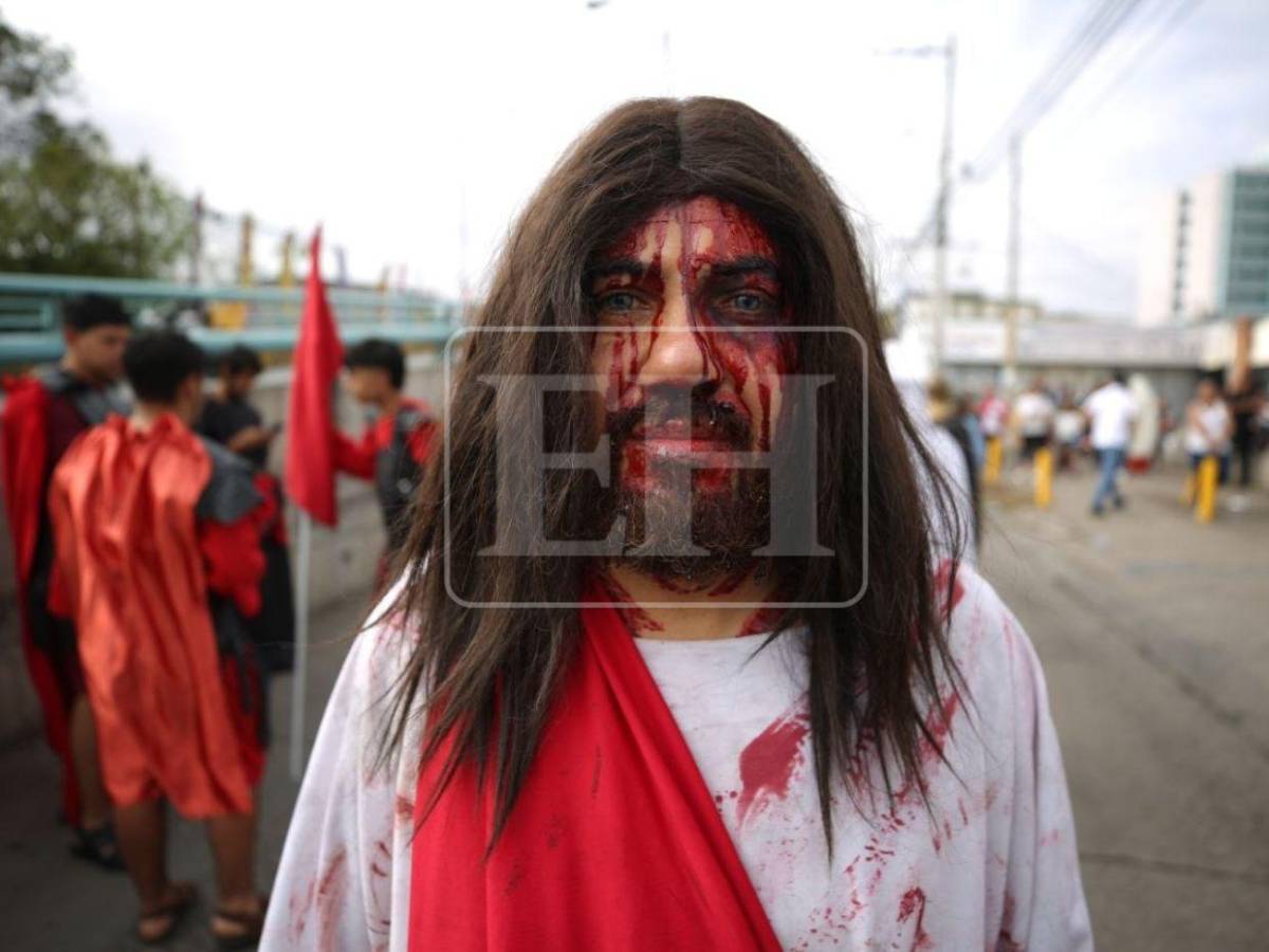 Fue azotado, humillado y obligado a cargar su cruz: feligreses dramatizan el viacrucis