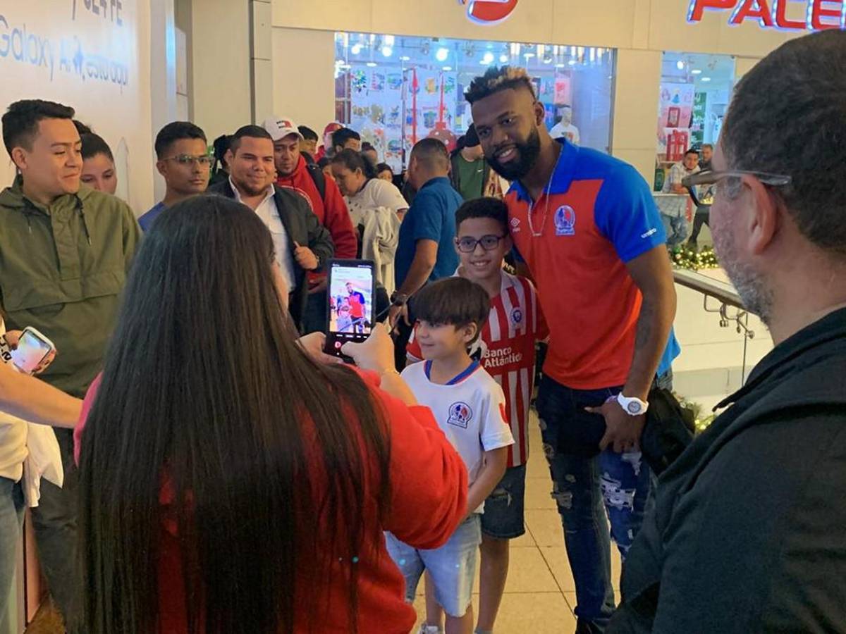 Autógrafos, fotos y trofeos: una tarde inolvidable con el Olimpia
