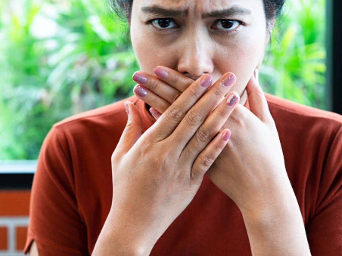 El mal aliento causa ansiedad en las personas, según los expertos.