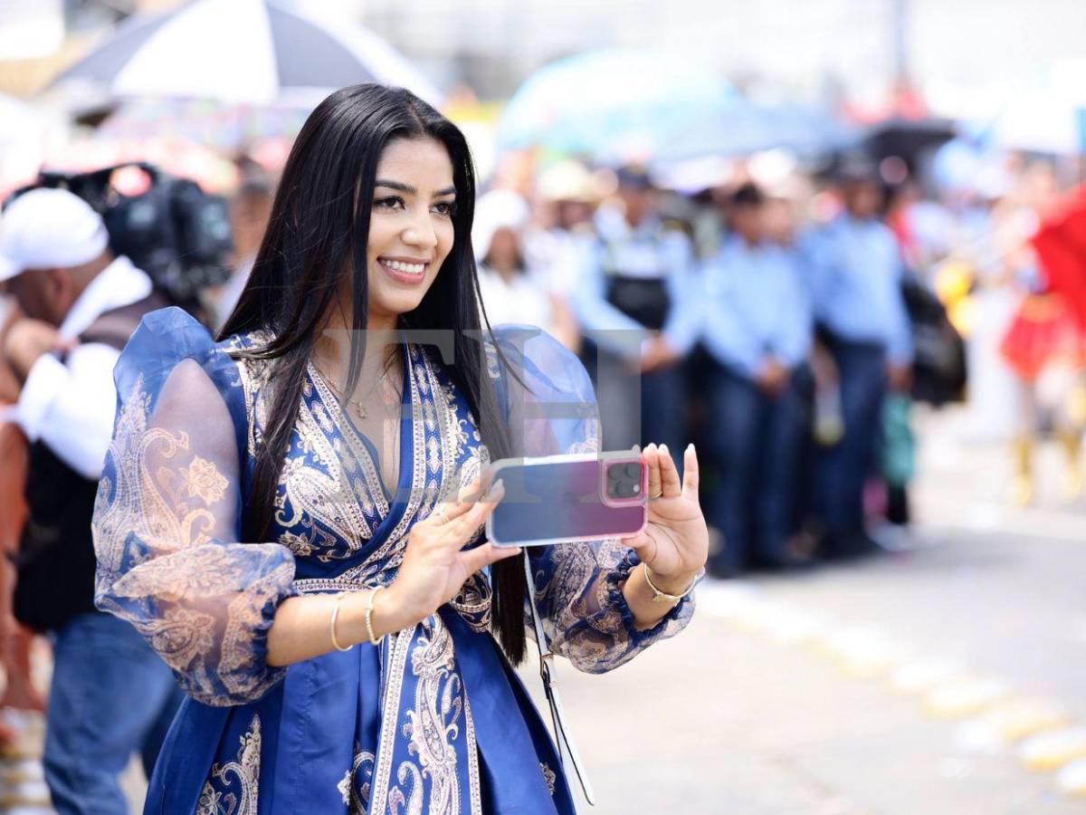 ¿Opacó a las estudiantes? Ella es Flor Guifarro, maestra que acaparó miradas en desfiles de SPS