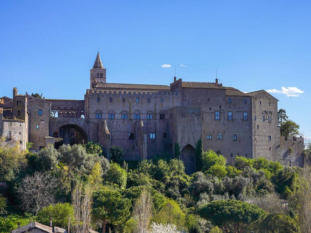 Sin techo y a pan y agua: así fue el cónclave más largo de la historia