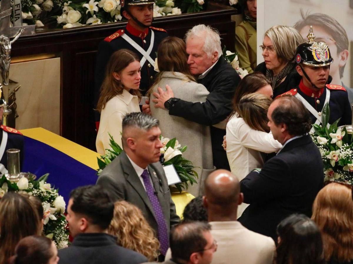 Políticos y familiares asisten al funeral de Miguel Uribe Turbay en el Congreso colombiano