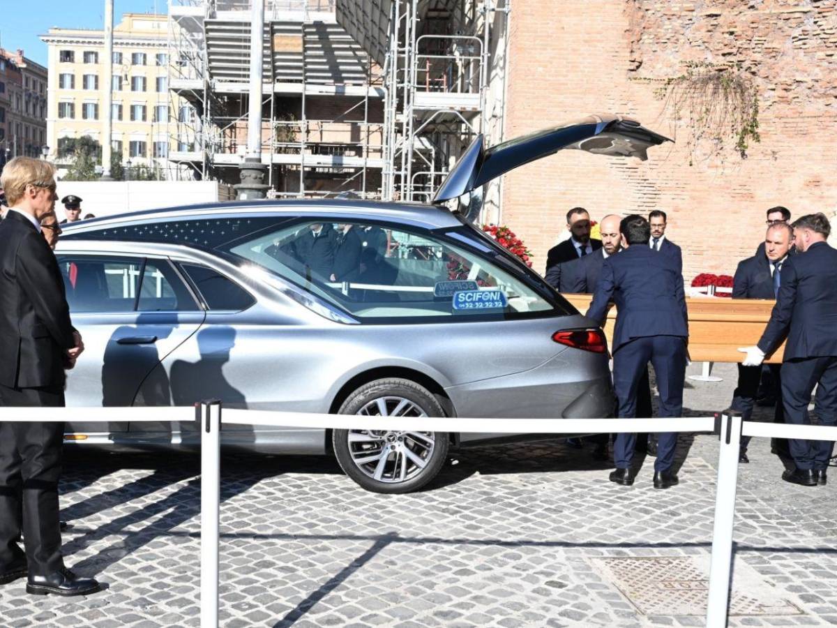 De Anne Hathaway a Donatella Versace: Famosos que asistieron al funeral de Valentino en Roma