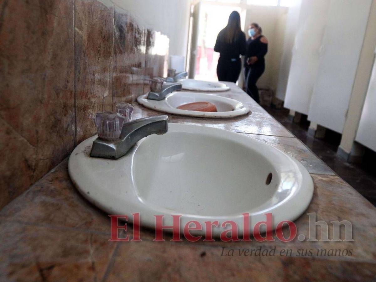 La crisis por falta de agua en el Distrito Central también se refleja en los centros educativos, haciendo más complejo el retorno a las aulas de clases.