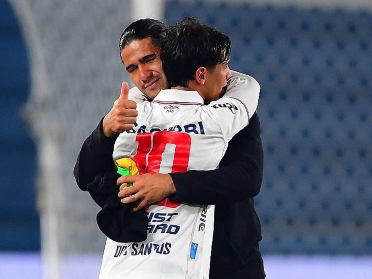 El emotivo momento de un padre e hijo que se enfrentaron en un partido de fútbol en Uruguay