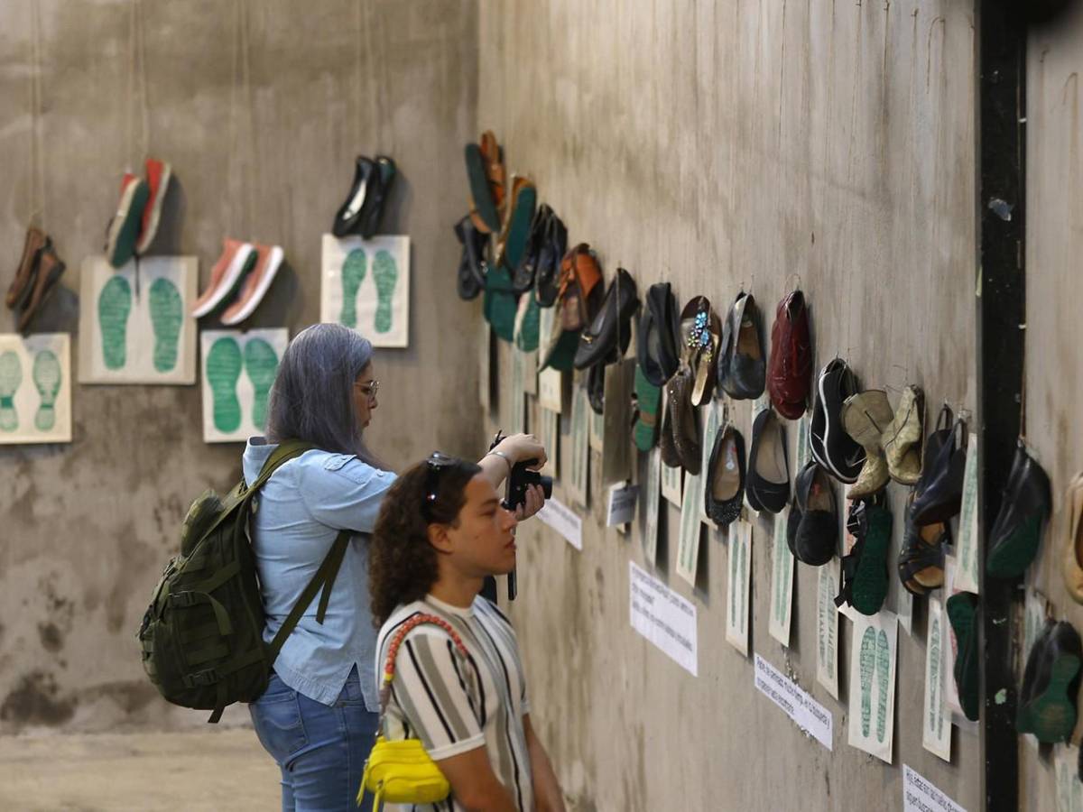 Con huellas de zapatos visibilizan las desapariciones en México