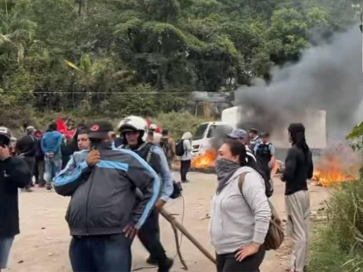 Él ganó: imágenes de caótica protesta de colectivos de Libre en la salida a Olancho