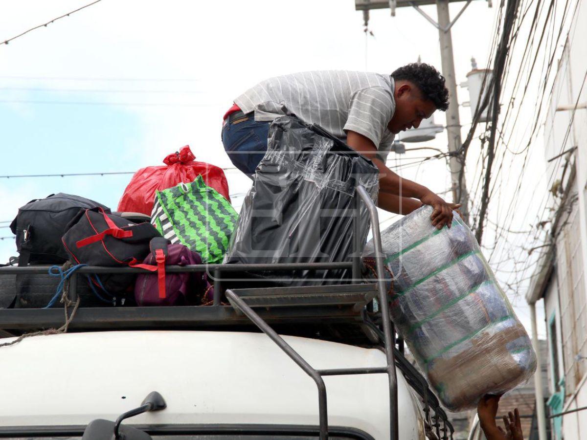 Con maleta en mano, viajeros comienzan a abandonar la capital para celebrar la Navidad