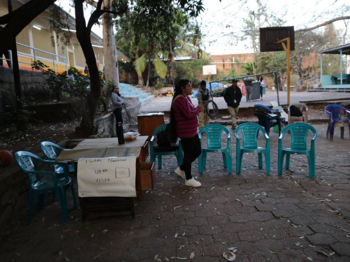 Entre pupitres rotos y a la intemperie: Partido Nacional denuncian que Libre acaparó aulas