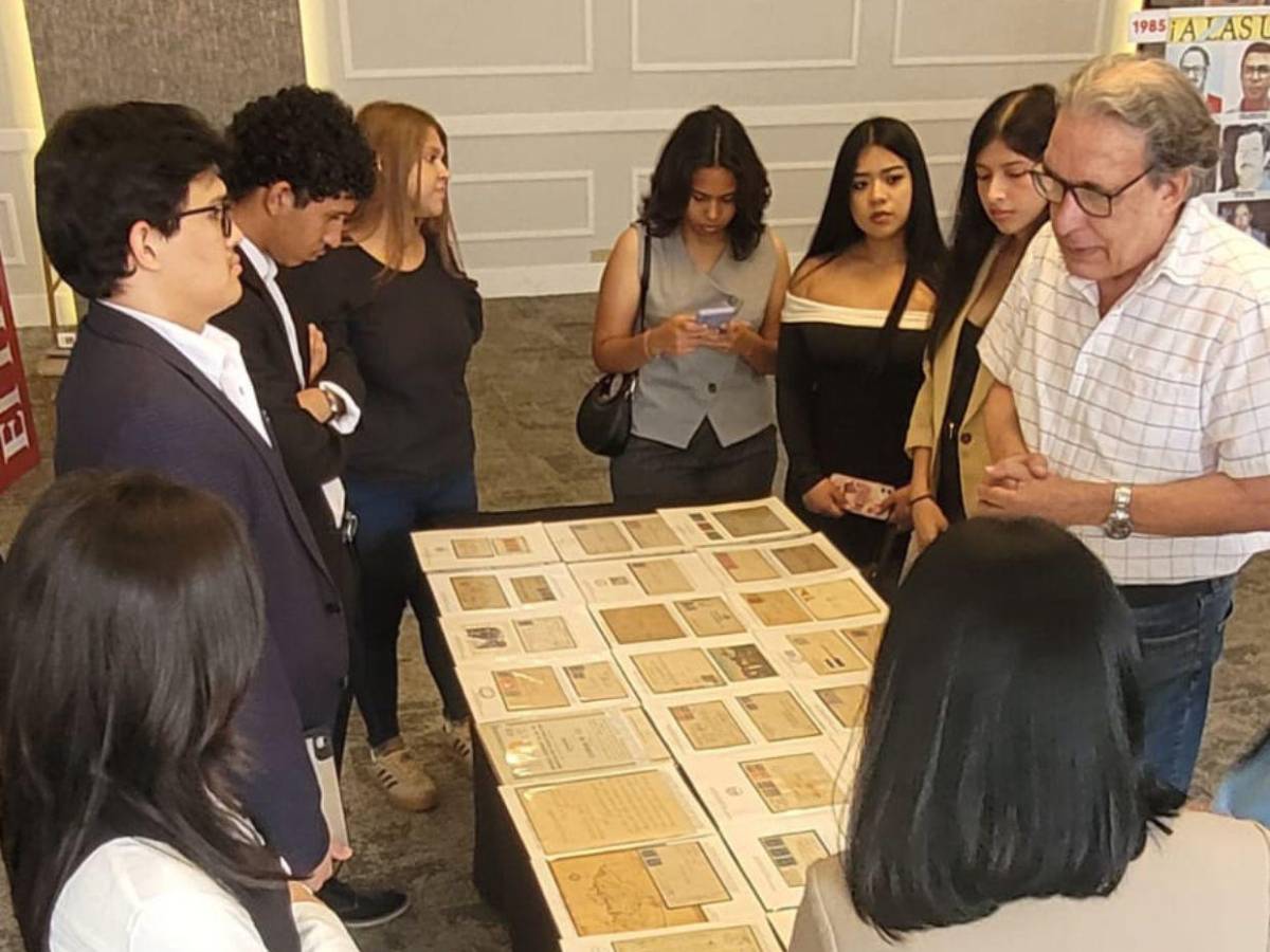 Estudiantes recorren Exposición Filatélica y de Portadas de El Heraldo