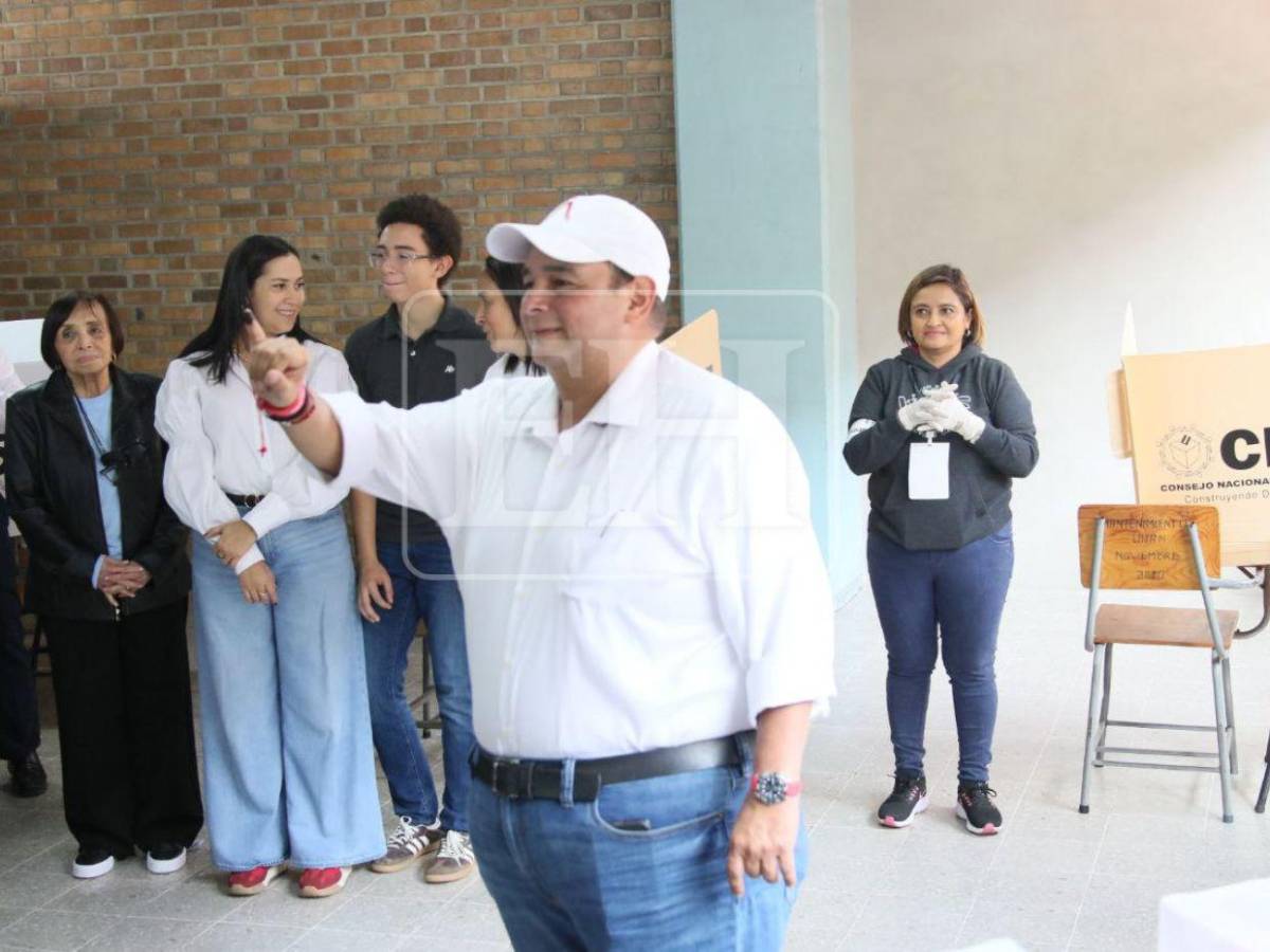 Jorge Aldana ejerce el sufragio y destaca normalidad en las urnas en el Distrito Central