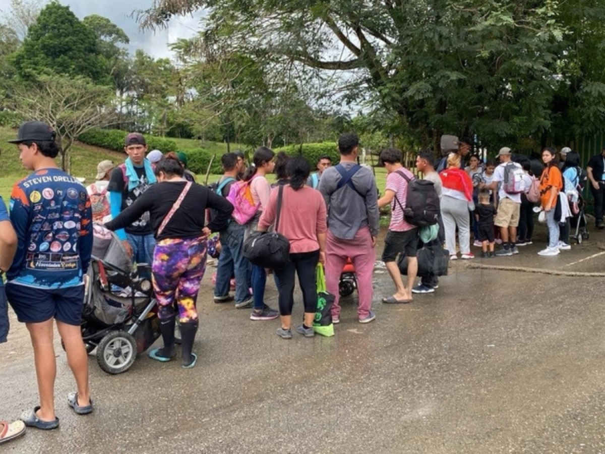 Policía de Guatemala retiene caravana de migrantes hondureños rumbo a EUA