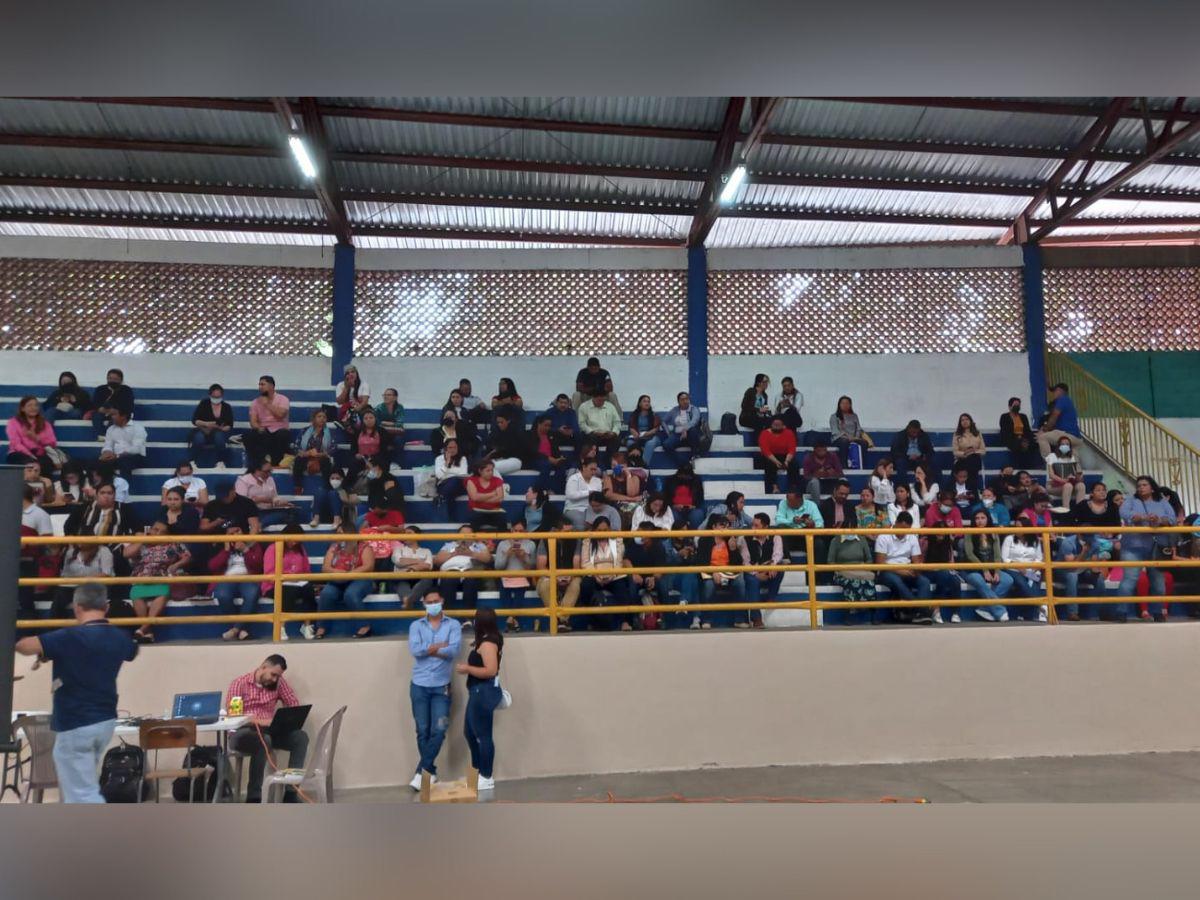 Docentes buscan una plaza previo al inicio del año escolar en Honduras