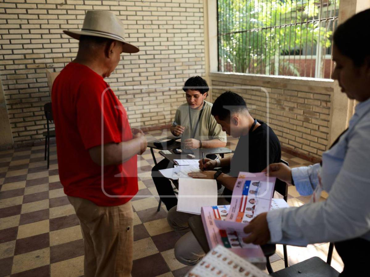 En silla de ruedas y bastones, personas de la tercera edad llegan a defender su voto