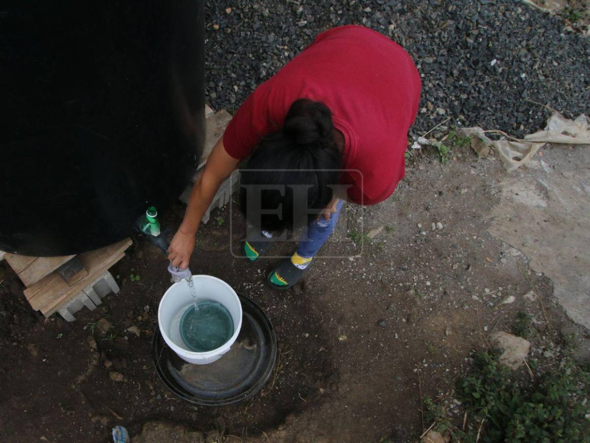 Sin tubería, familias capitalinas pagan hasta L250 para poder tener agua en su casa
