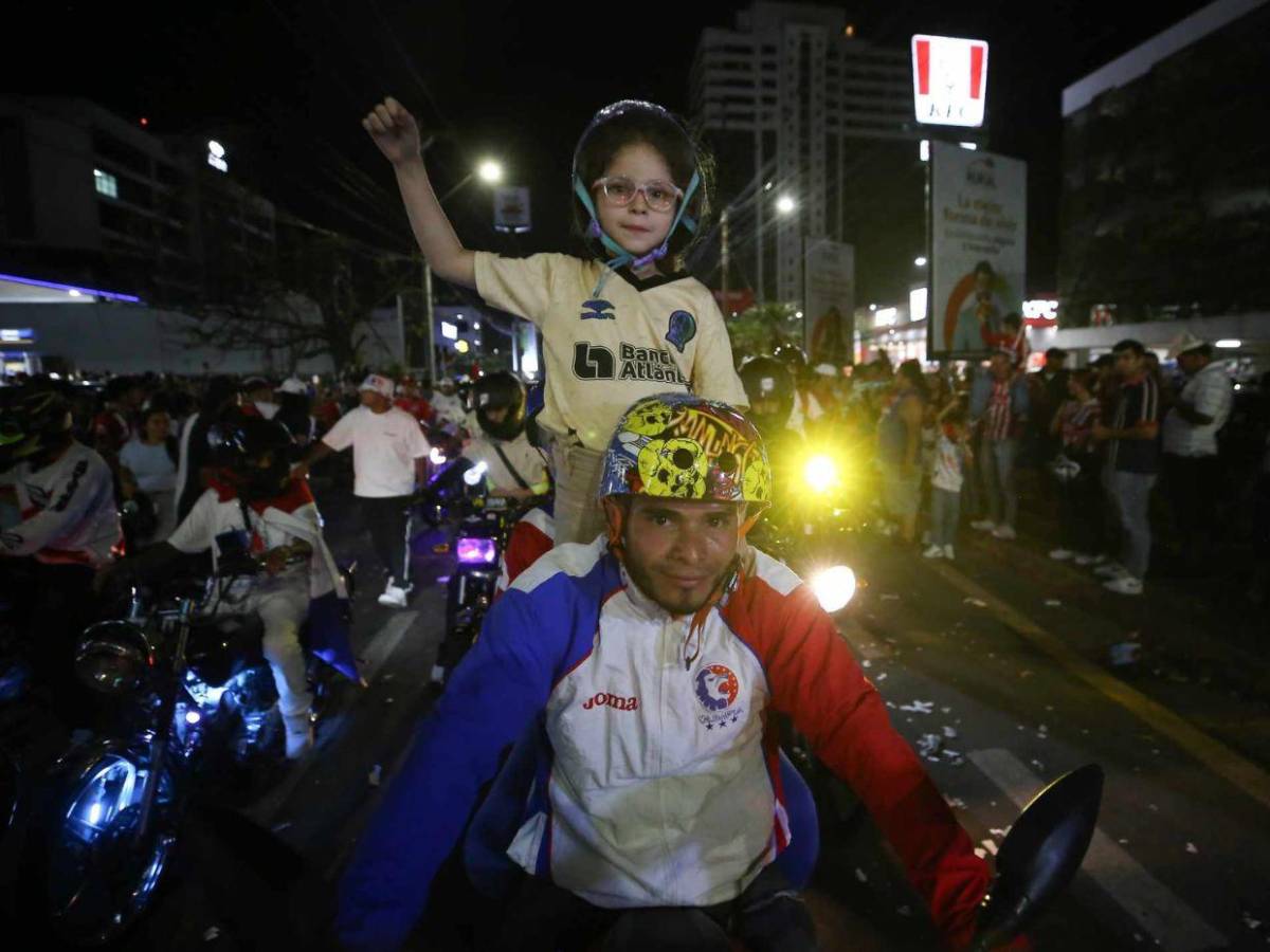 ¡Locura en bulevar Morazán! Así festejan los olimpistas el título 39