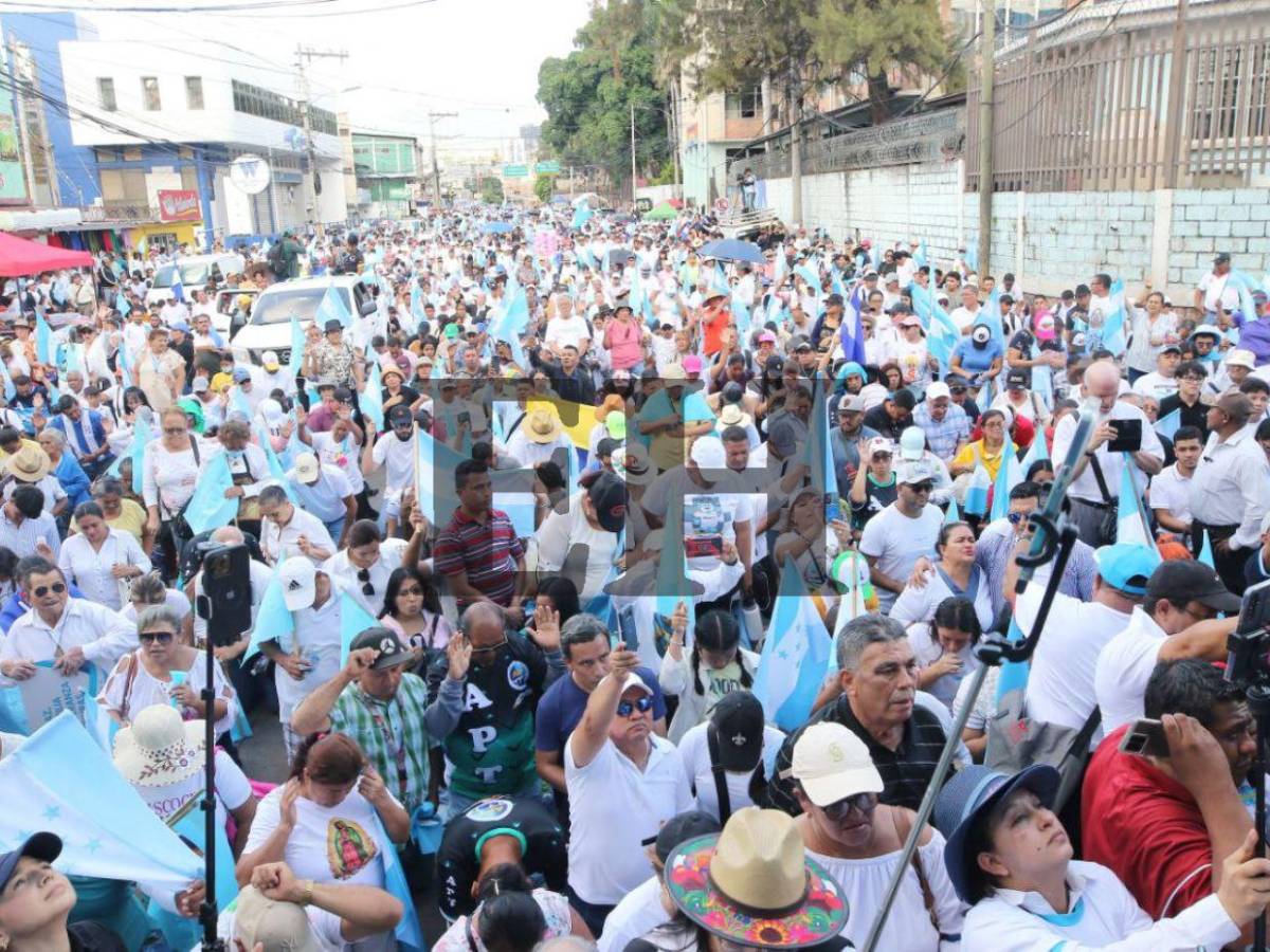 Con oraciones, cánticos y lágrimas finaliza la caminata de las iglesias en Tegucigalpa