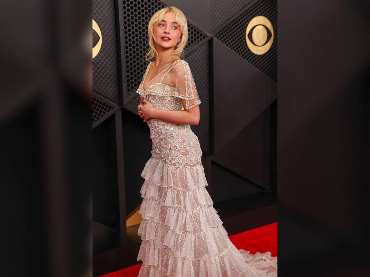 Sabrina Carpenter cautiva con romántico diseño en la alfombra roja de los Grammys 2026