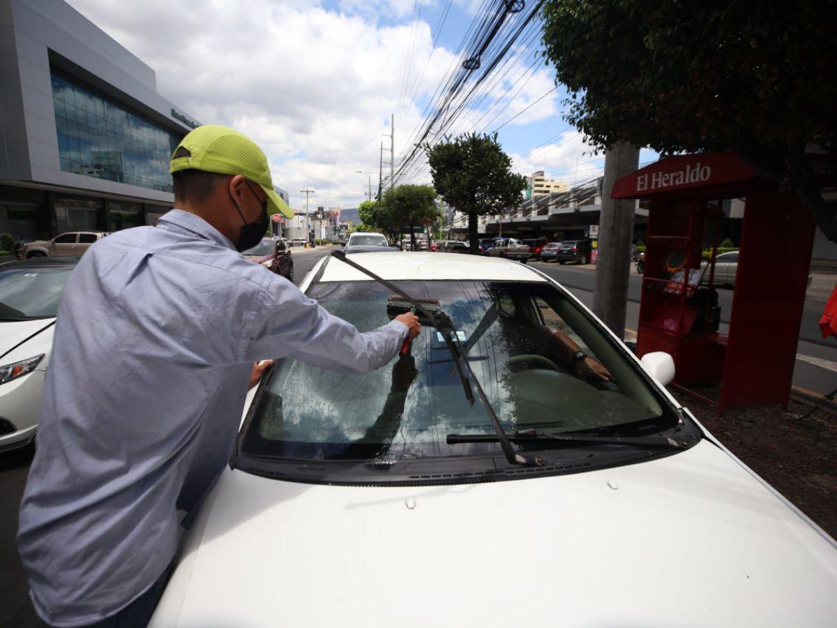 Cristofer asegura que puede trabajar como ayudante de albañil, si alguien le quiere ayudar con trabajo su número es 9202-1871.