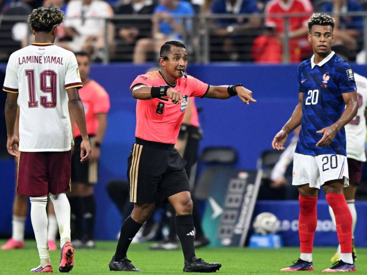 Didier Deschamps atiza contra salvadoreño Iván Barton; árbitro recibe varias críticas por su trabajo