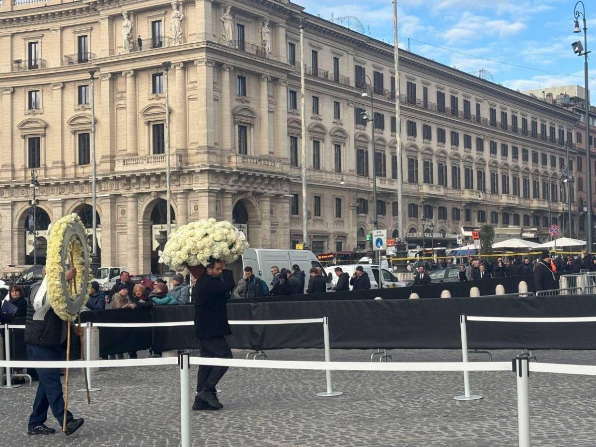 De Anne Hathaway a Donatella Versace: Famosos que asistieron al funeral de Valentino en Roma
