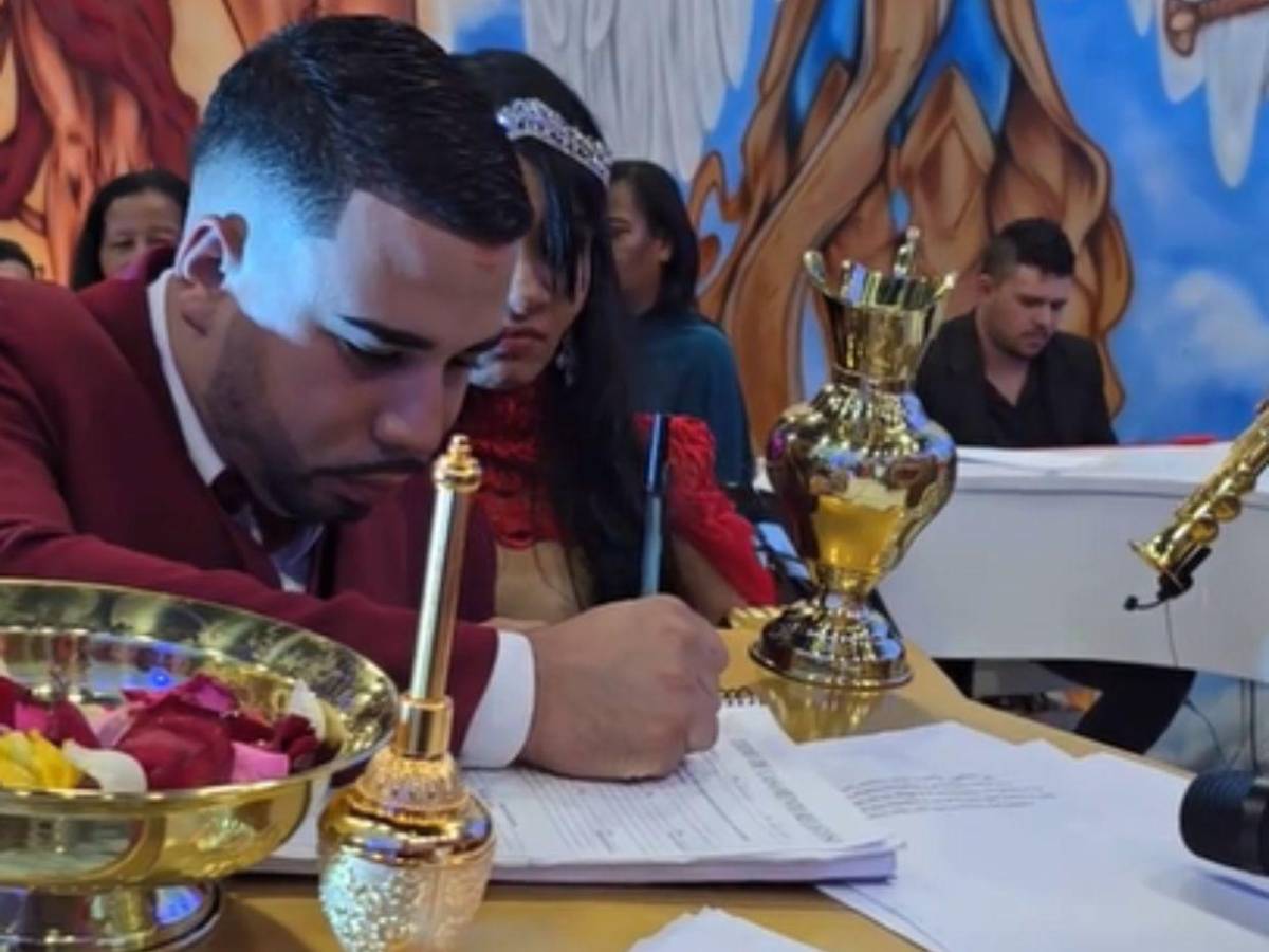 Alabanzas y bendición: así fue la primera boda en la Iglesia de Lucifer