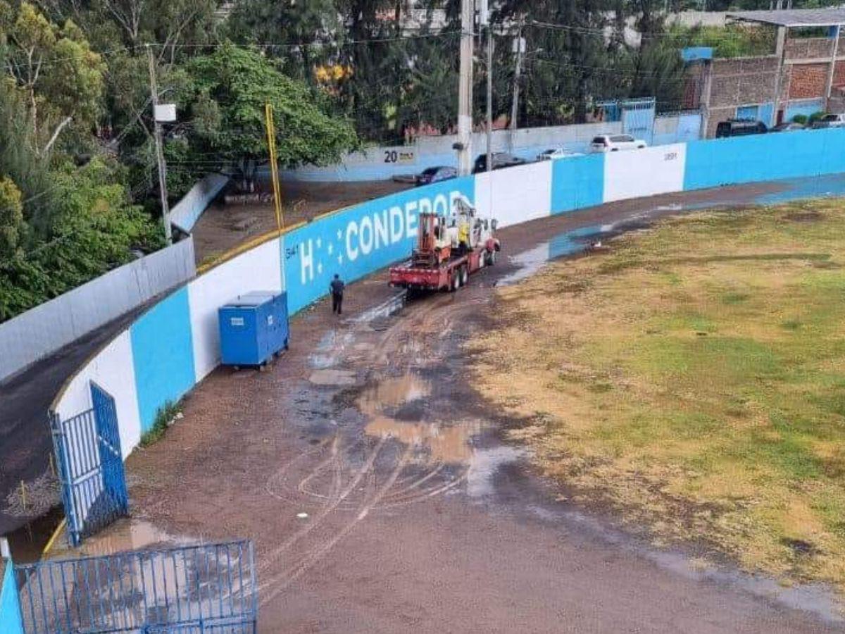 Imagen de cómo quedó el campo de estadio de béisbol Chochi Sosa de Tegucigalpa.