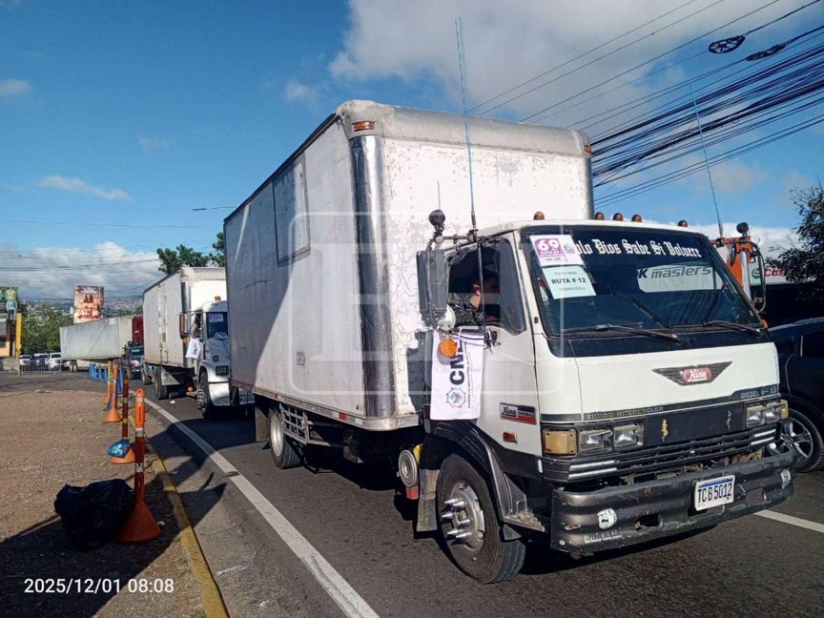 Bajo resguardo militar retornan camiones con material electoral a las bodegas del Infop
