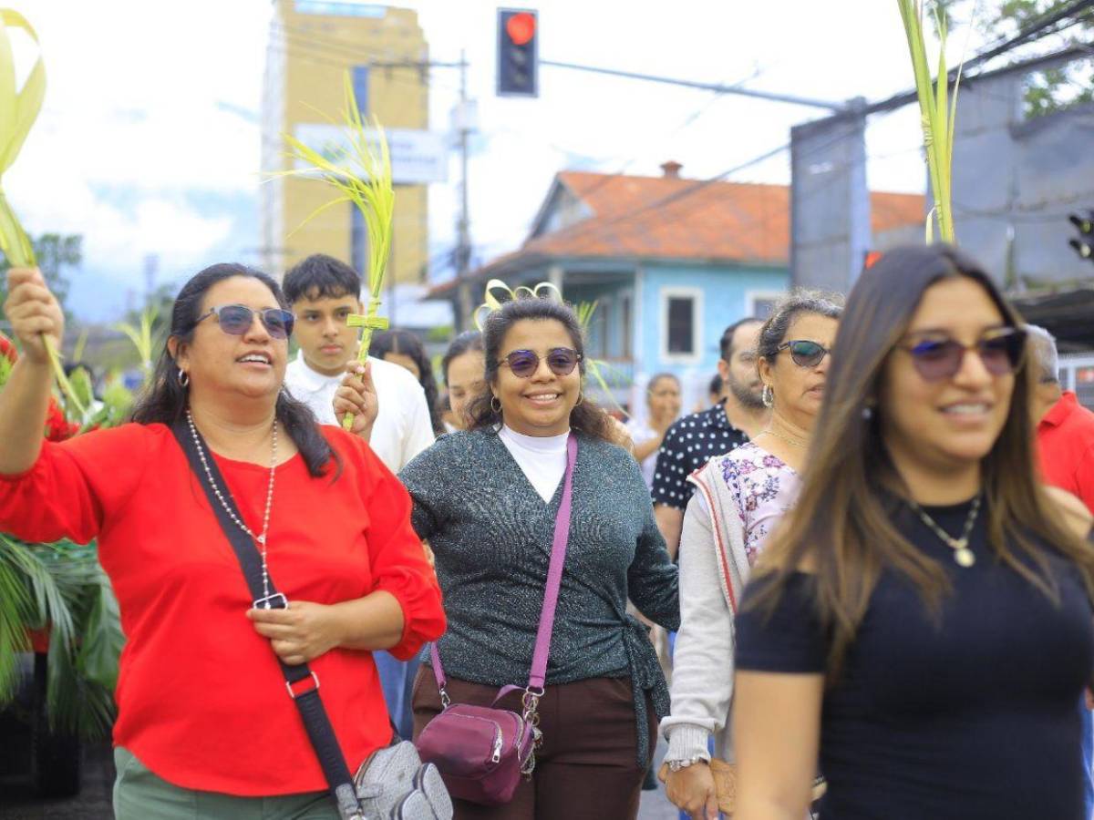Domingo de Ramos llena de fe y tradición las calles del norte de Honduras