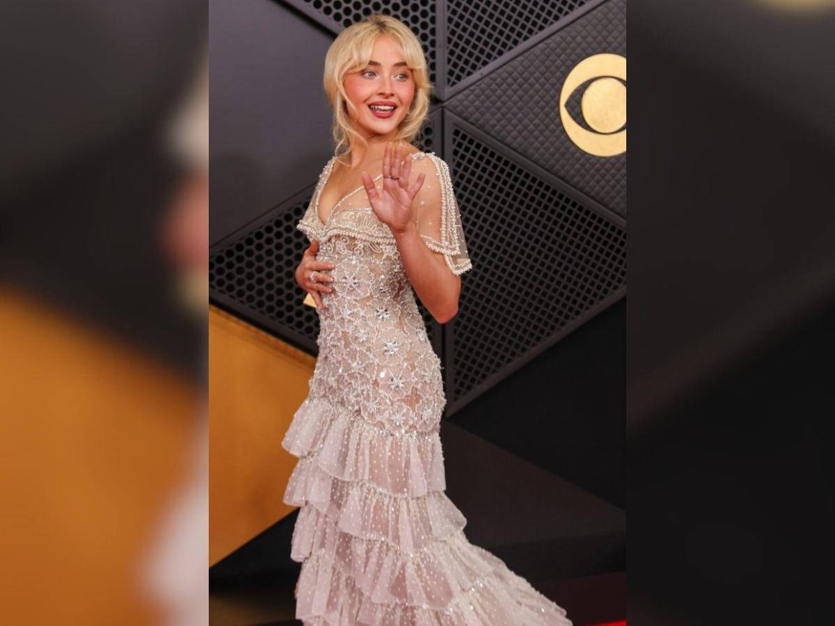 Sabrina Carpenter cautiva con romántico diseño en la alfombra roja de los Grammys 2026