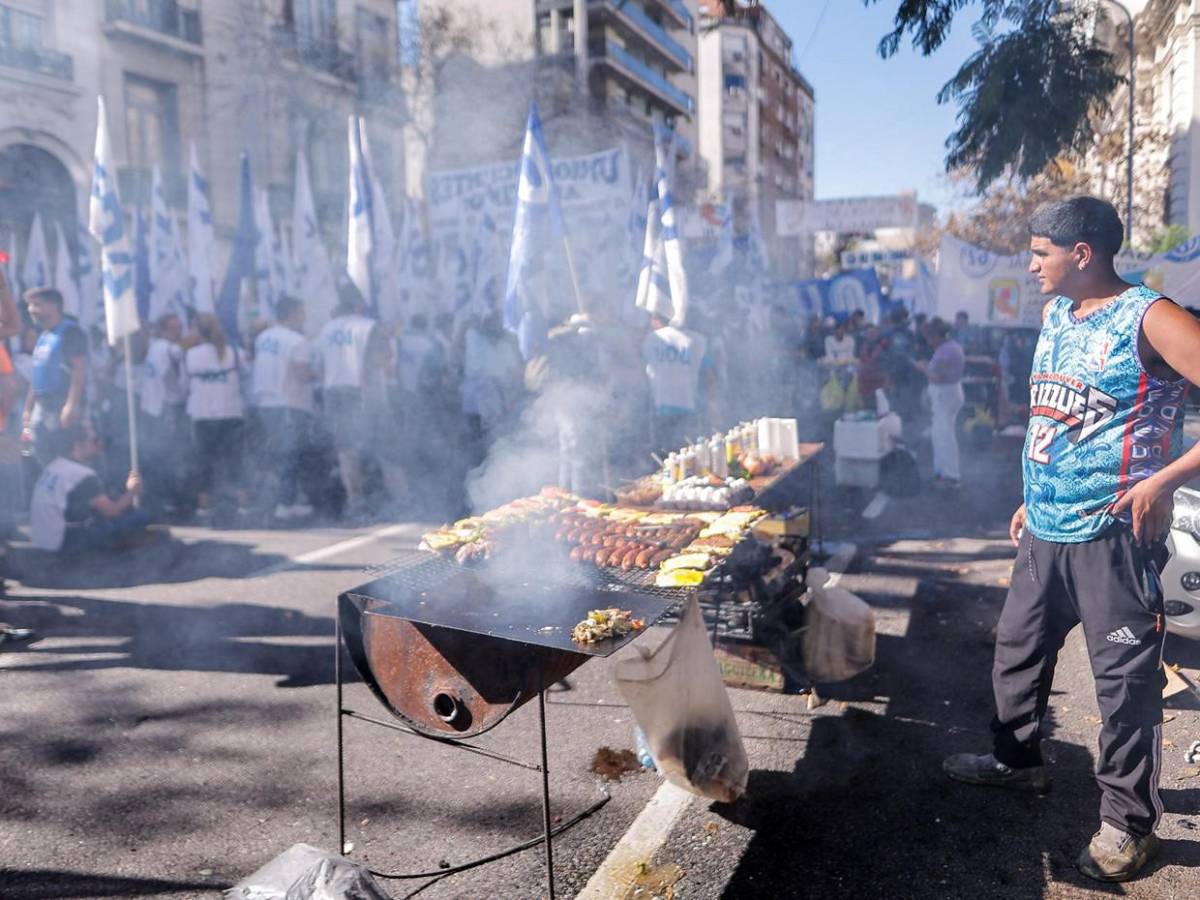 Masiva marcha sindical en Argentina contra Milei y en homenaje al papa Francisco