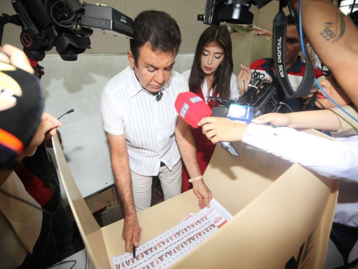 Precandidatos presidenciales ejercieron su voto en las primarias en Honduras