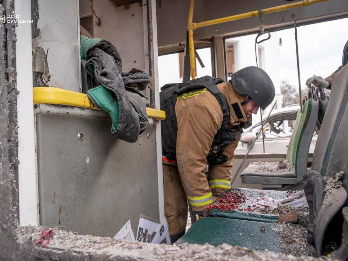 Impactantes y crudas imágenes del ataque ruso a Sumy que deja más de 30 muertes Impactantes y crudas imágenes del ataque ruso a Sumy que deja más de 30 muertes