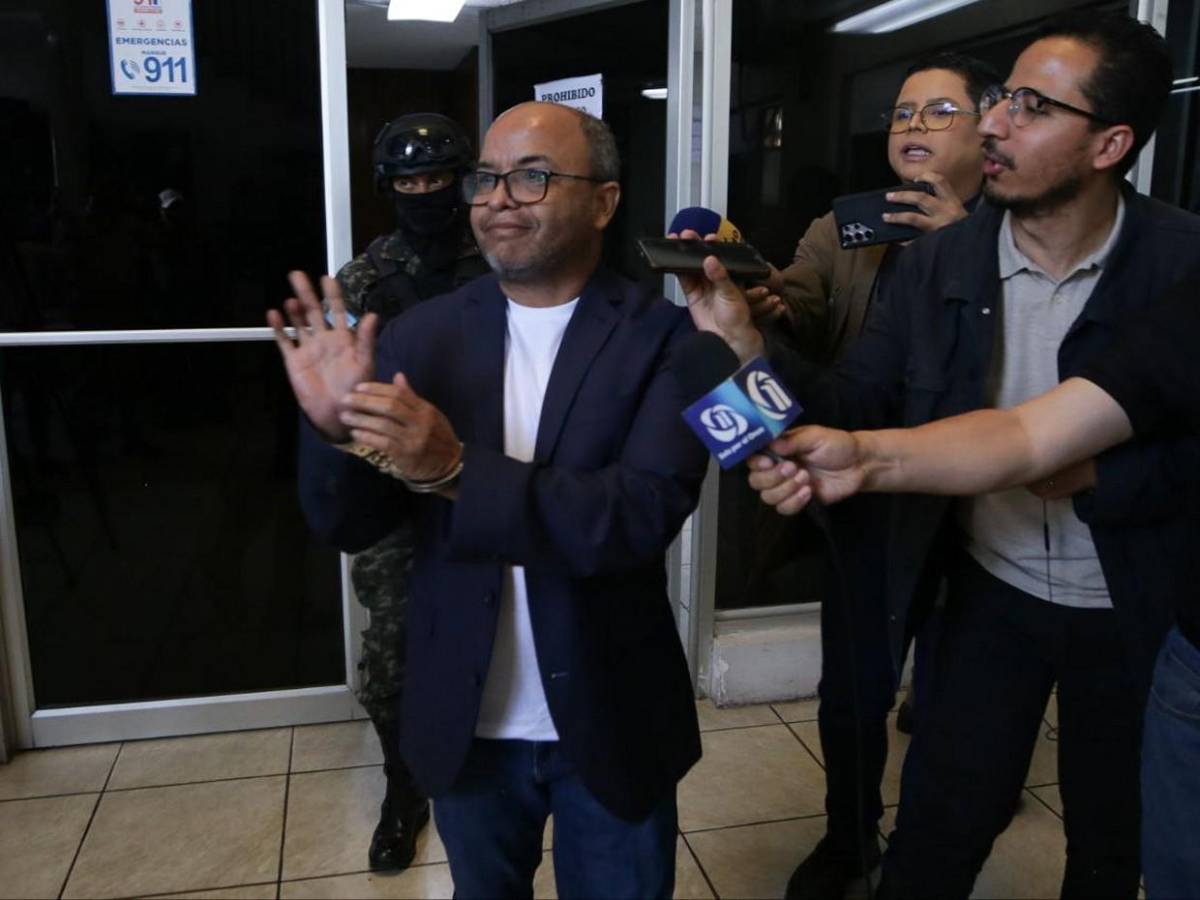 Saludando y sin brindar declaraciones, así llegó Juan Carlos Canales a los Juzgados