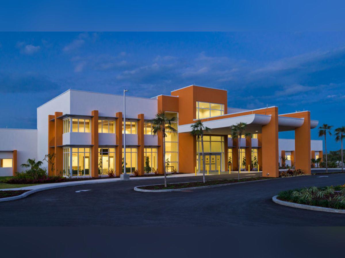 Las representantes del hospital detallaron que para viajar a Islas Caimán para el tratamiento médico no se necesita tener visa de Estados Unidos y en caso de tener su pasaporte u otra documentación vigente, el personal les asiste para poder tramitarlo.