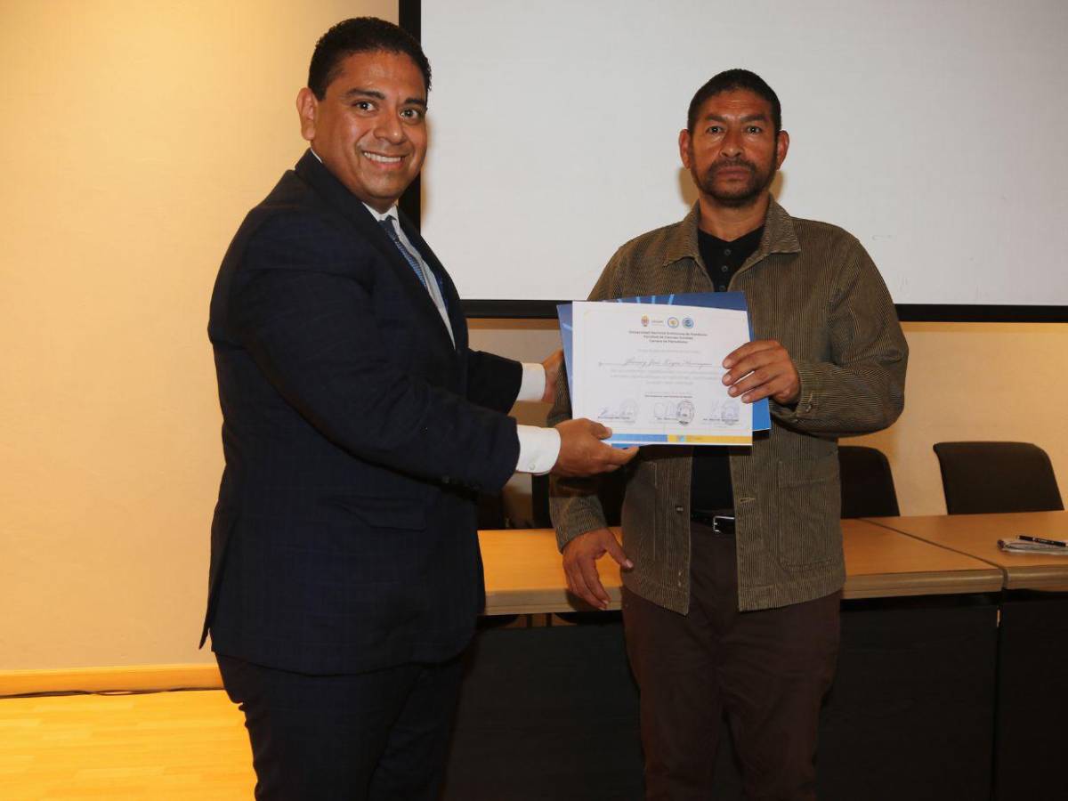 Carrera de Periodismo de la UNAH honra la labor de 10 egresados destacados